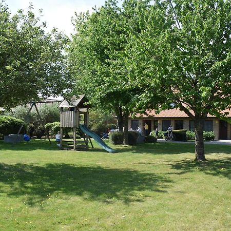 De Meiboom Vakantiehoeve Tot 21 Pers Langemark Экстерьер фото